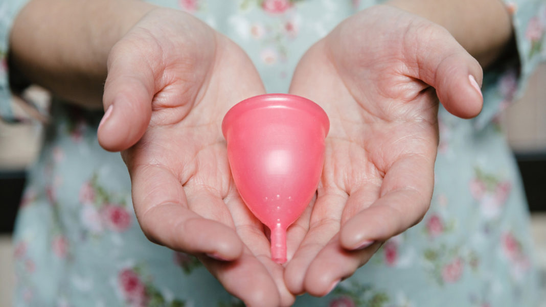7-Step Guide On How To Wear A Menstrual Cup (& Janiye How To Clean It)