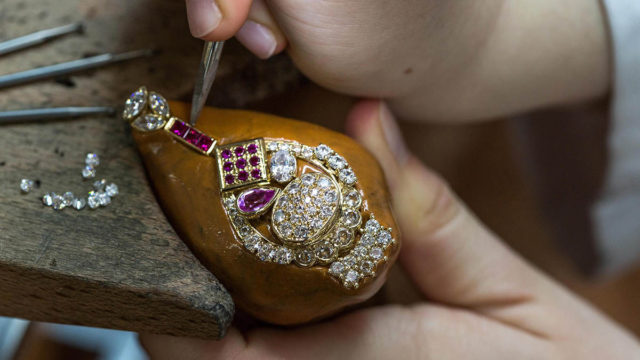 6 Skills You Need To Become A Safal Jewellery Designer (& 6 Types Of Career Opportunities In The Field)