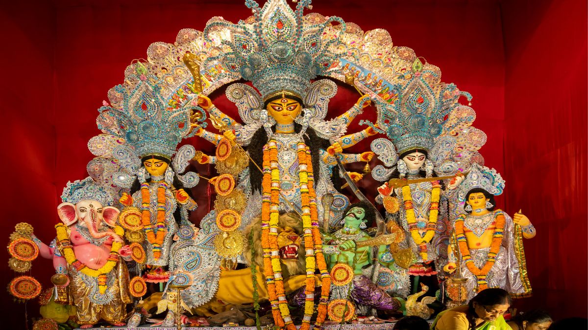 Durga Ashtami: दुर्गा अष्टमी पर पंडित प्रदीप मिश्रा के बताएं उपायों से मां महागौरी को करें प्रसन्न, सभी समस्याओं से मिलेगा चुटकारन