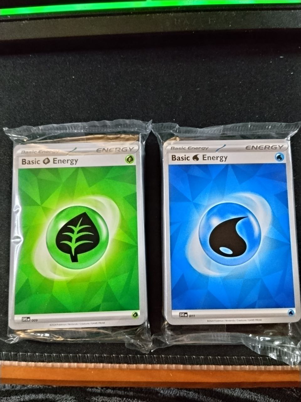 Pack de Energias, Nuevas y Selladas de 45 unidades cada uno, son de la ETB de Prismatic Evolutions