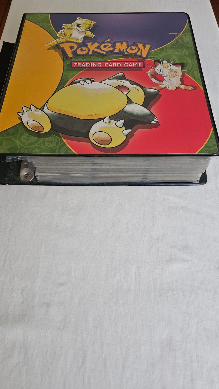 Se vende carpeta de cartas orginales de Pokémon.