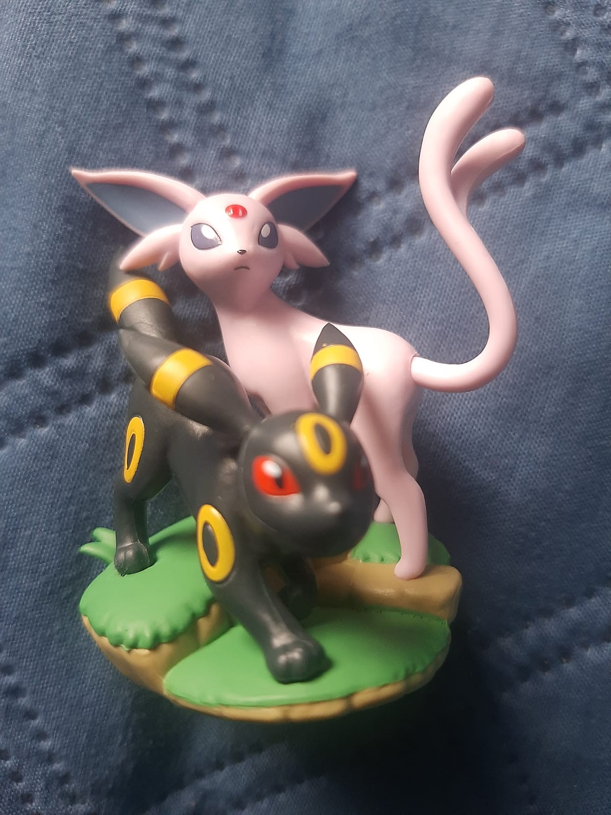 Figura de Umbreon Espeon Prismatic Evolutions
