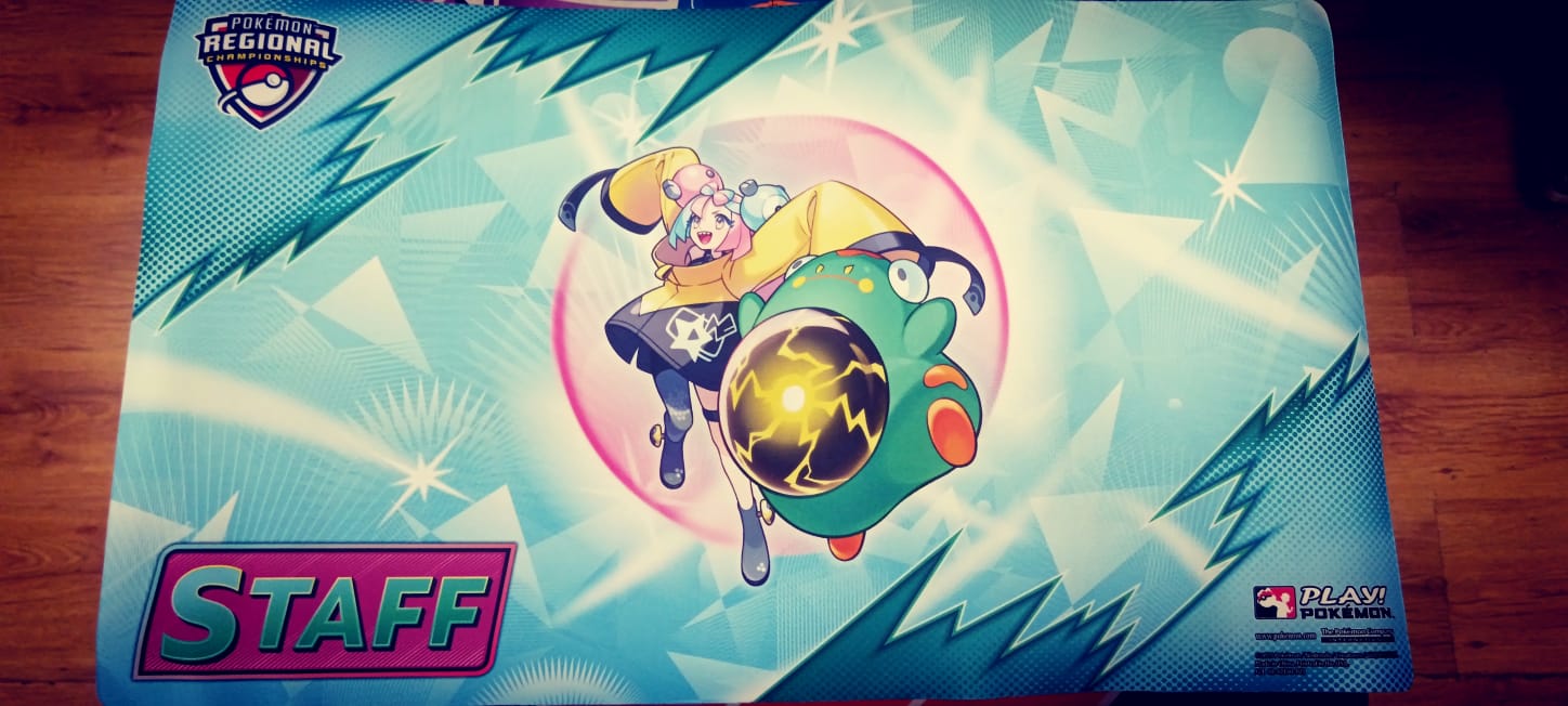 PlayMat Pokemon  Iono’s Bellibolt 2025 Staff 
