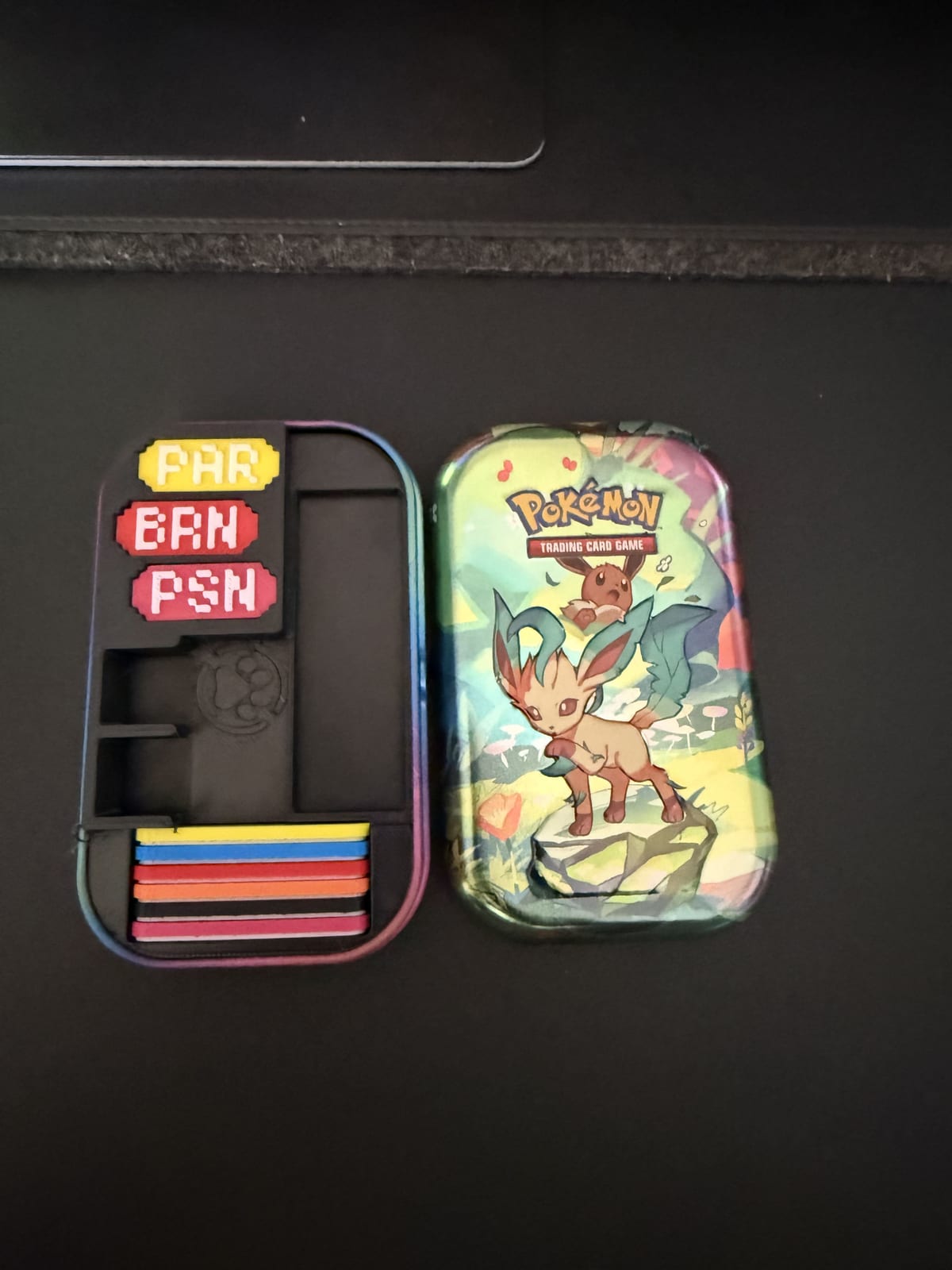 Mini Tin Leafeon + Organizador de Mini Tin