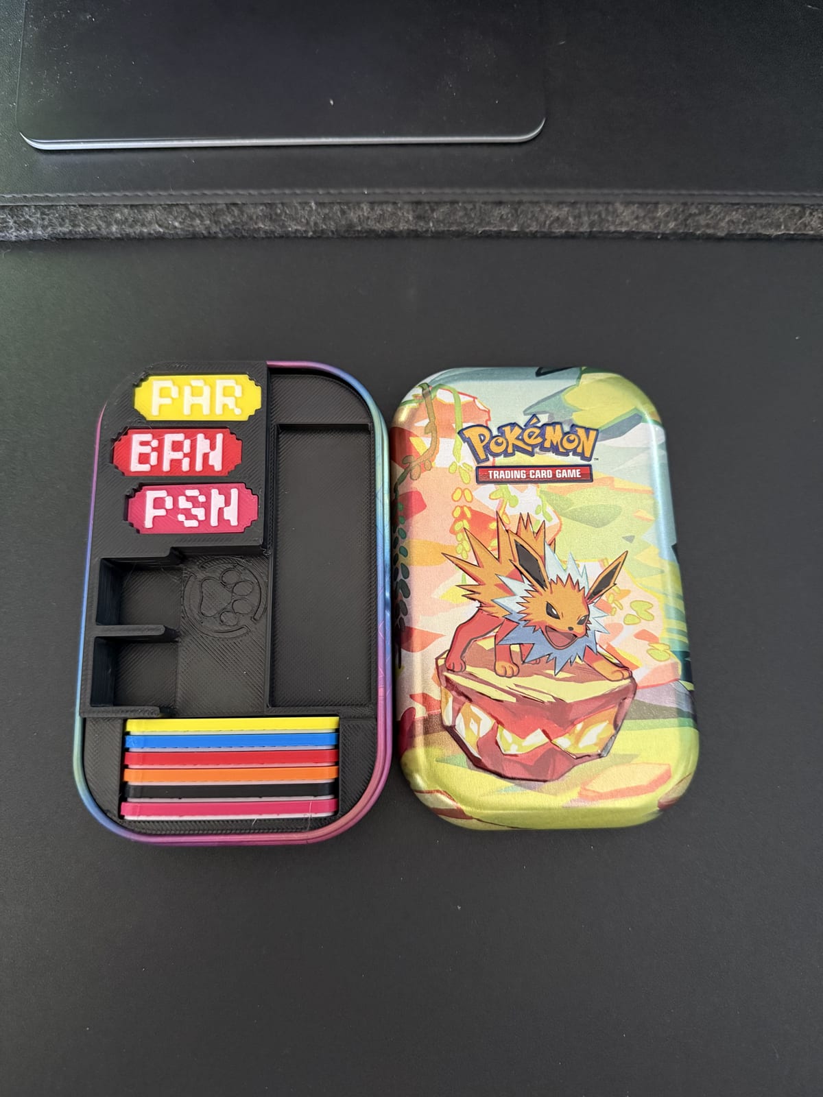 Mini Tin Jolteon + Organizador de Mini Tin