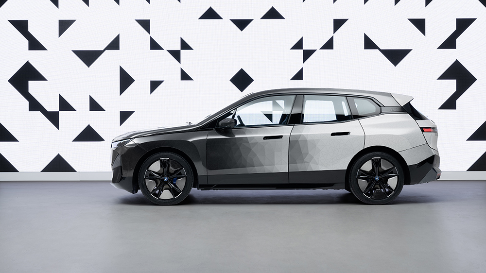 Chiêm ngưỡng mẫu xe SUV mới của BMW với công nghệ đổi màu thân xe
