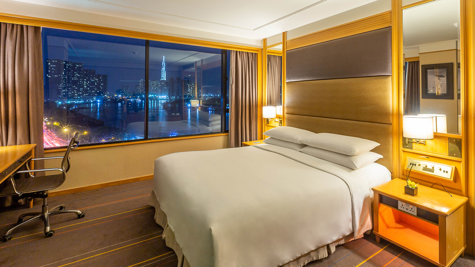 Renaissance Riverside Hotel Saigon ưu đãi dịp lễ 30/4 và 1/5