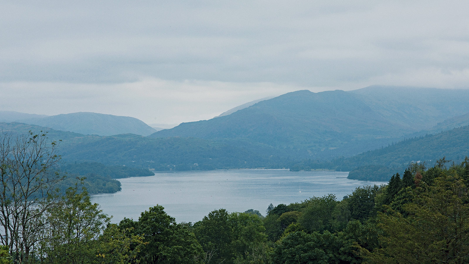 Một góc nhà hàng Henrock hướng ra cảnh hồ Windermere, cơ ngơi mới nhất của Rogan tại Lake District.