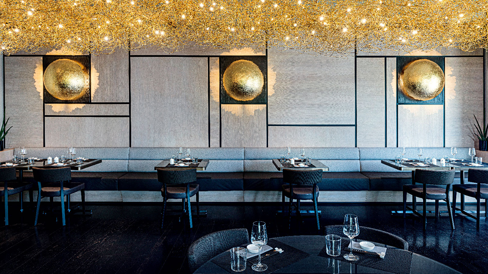 Không gian nhà hàng đầy phong cách với những mẫu đèn của Catellani & Smith