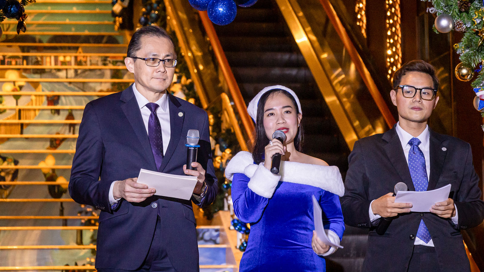 Julian Wong – Tổng quản lý khách sạn Sheraton Saigon (ngoài cùng, bên trái) và 2 MC của sự kiện Lễ thắp sáng cây thông Giáng Sinh