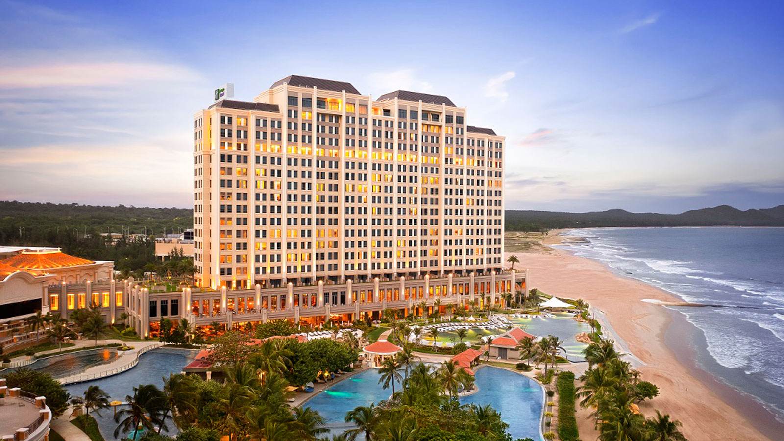 Vừa tròn 1 năm thành lập, khu nghỉ dưỡng Holiday Inn Resort Ho Tram Beach là một nét chấm phá đặc sắc của khu phức hợp The Grand Ho Tram Strip.