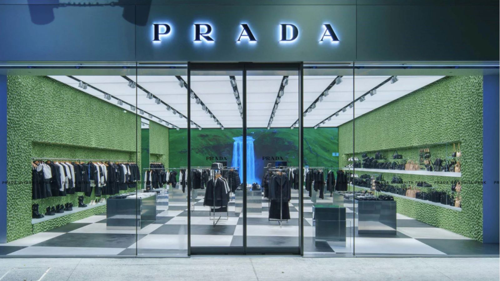 Prada soán ngôi Gucci trở thành thương hiệu thời trang số 1 thế giới