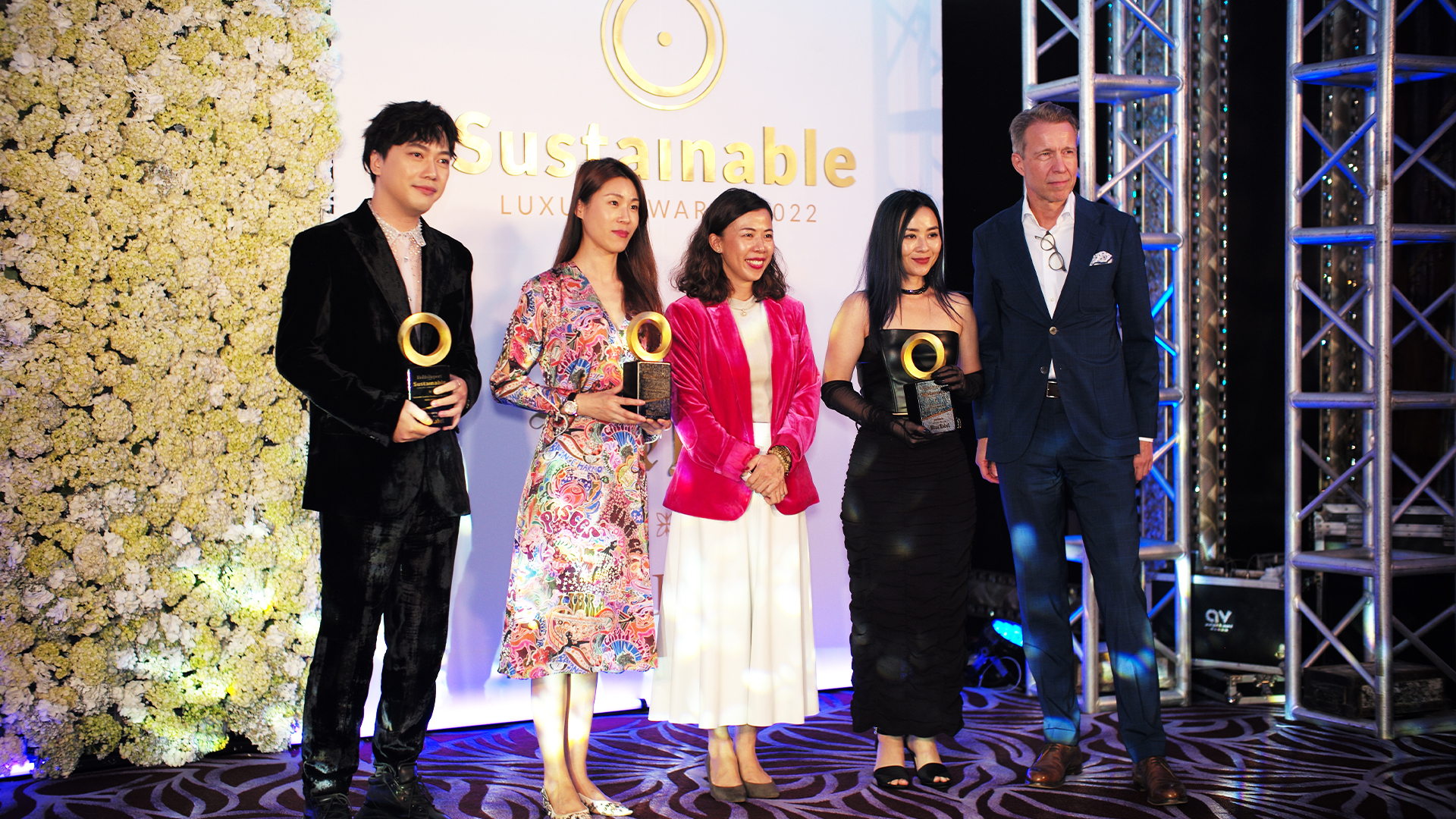 Sustainable Luxury Awards 2022 là giải thưởng nhằm tôn vinh những tổ chức và cá nhân đang góp phần thúc đẩy sự thay đổi, đồng thời định hình một tương lai bền vững hơn không chỉ cho ngành xa xỉ nói riêng, mà còn cho cả môi trường sống nói chung.