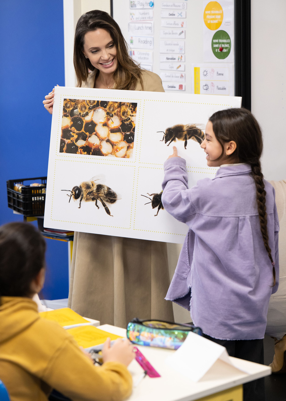 Angelina Jolie cùng Guerlain dạy nuôi ong cho trẻ em tại Pháp