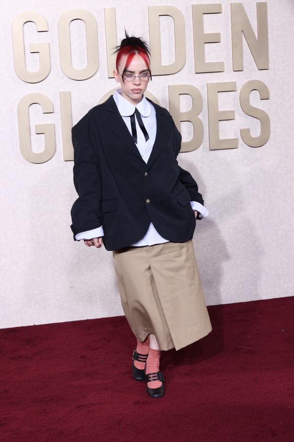 Billie Eilish mặc thiết kế của Willy Chavarria ở Golden Globes 2024. 