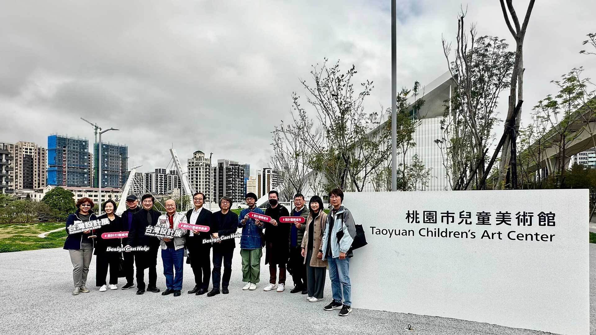市府團隊與評審團合影