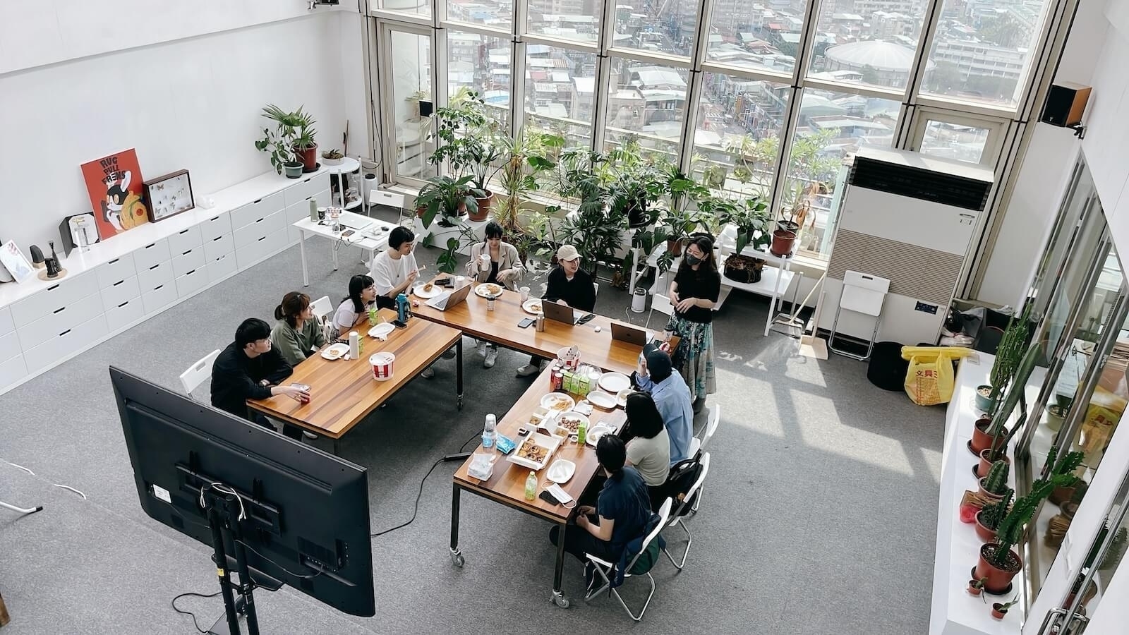 在正式設計之前，StudioPros團隊習慣從研究、訪談與策略開始，先理解這座城市，再為它找到最適合的視覺表達。