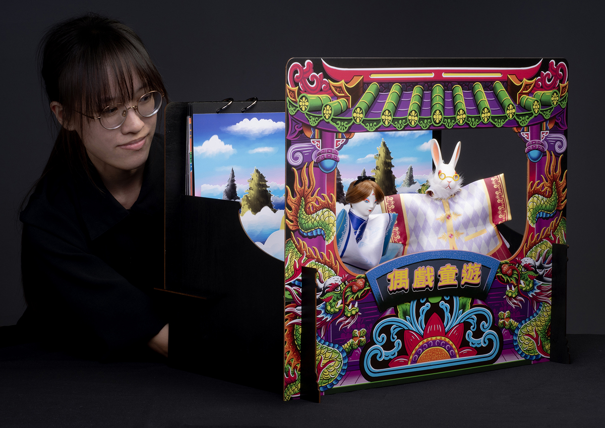 Recreates the traditional glove puppetry stage frame, creating a theatrical visual experience.