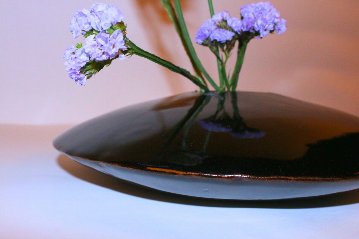 In the stillness of the night, the large vases resemble stars in the night sky, creating a mysterious and romantic atmosphere. Placed in a spacious area, they become a sea of flowers under t