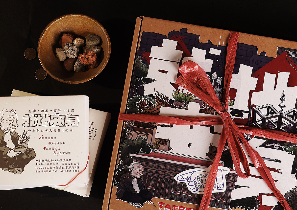 Detailed photos of the packaging and accessories.
