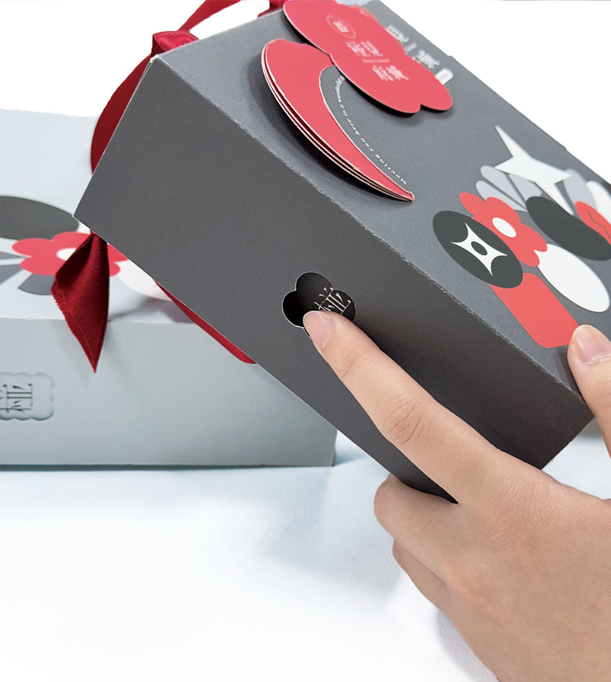 Arrange your favourite gift boxes according to your taste!
