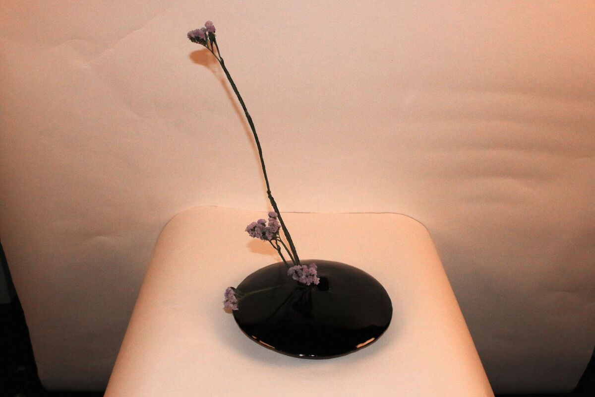 In the stillness of the night, the large vases resemble stars in the night sky, creating a mysterious and romantic atmosphere. Placed in a spacious area, they become a sea of flowers under t