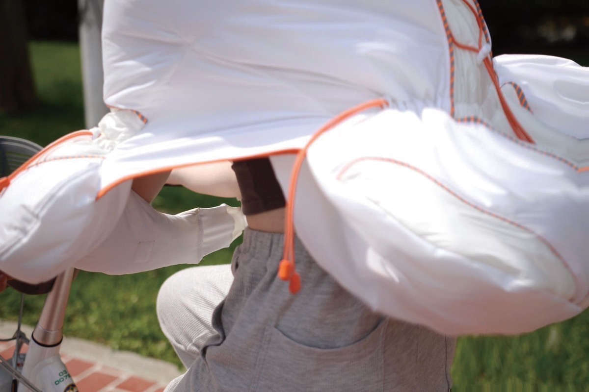 Airflow is allowed to enter through the front handle to extend the rainproof area.