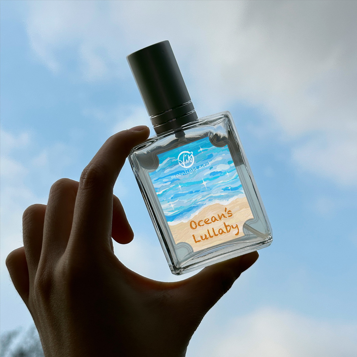 Ocean's Lullaby is a perfume that captures the freshness and romance of the sea, taking you into its serene and mysterious essence, making you feel relaxed, just like walking on the beach.