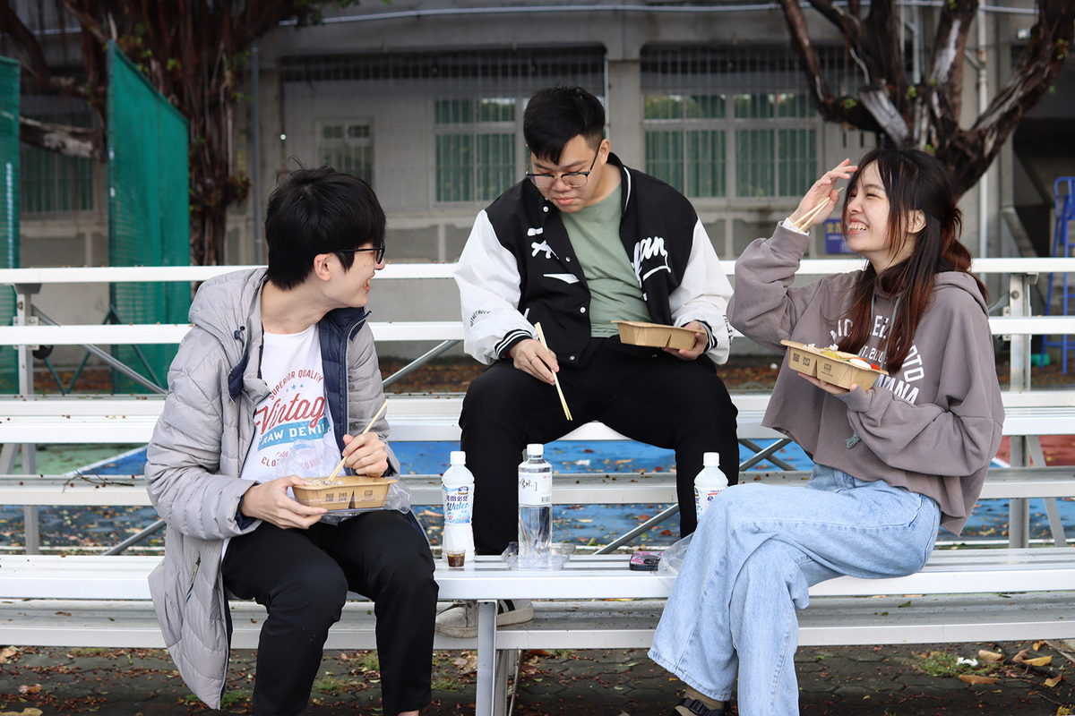 主角與同學在學校操場聊天