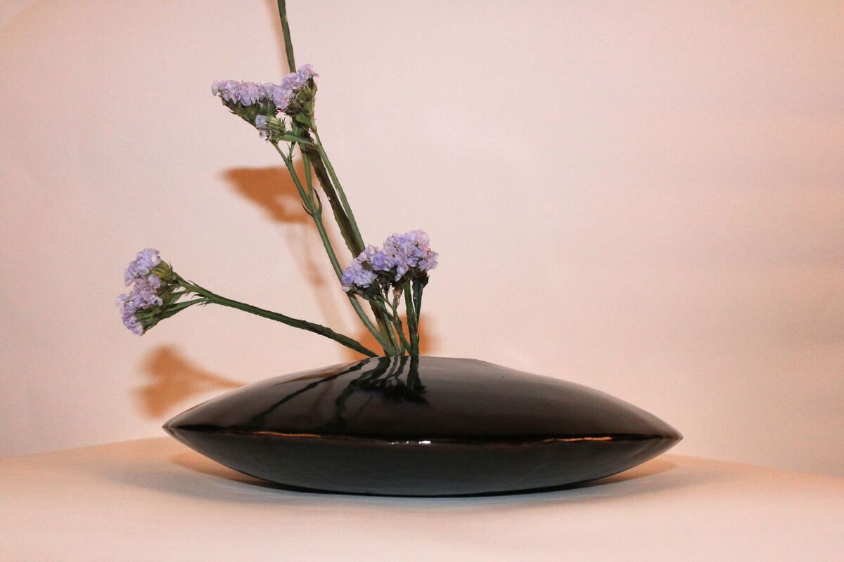 In the stillness of the night, the large vases resemble stars in the night sky, creating a mysterious and romantic atmosphere. Placed in a spacious area, they become a sea of flowers under t
