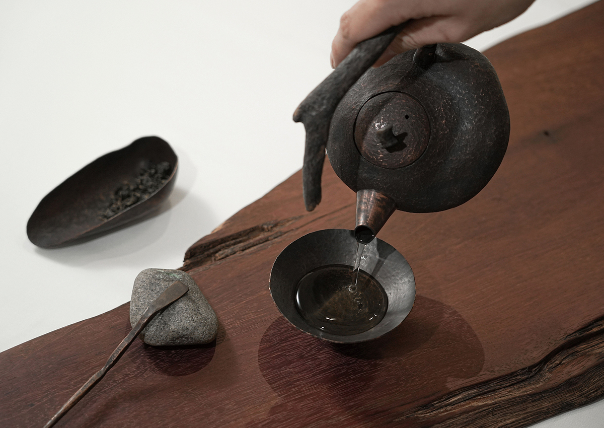 Pour the tea into the cup smoothly, without dribbling, and let it flow directly to the bottom of the cup without making any noise.