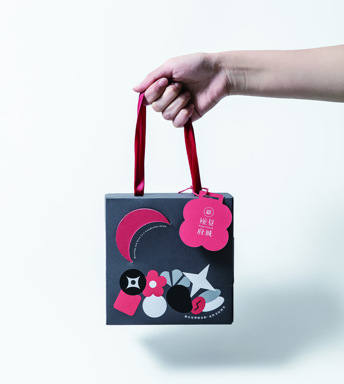 Gift boxes and gift bags do combine, the main lightweight, carry and go!