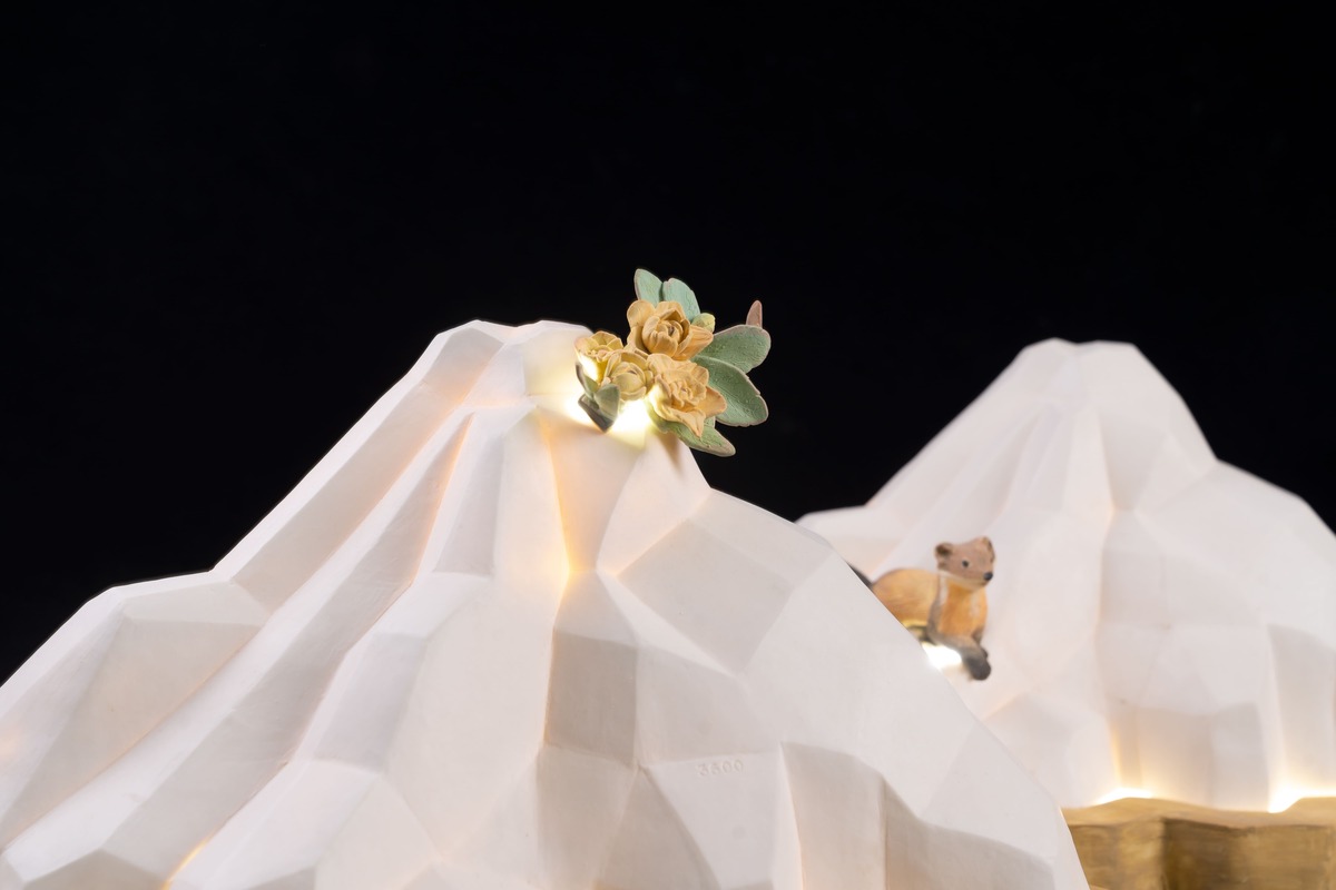 利用切面設計海拔，形成交錯堆疊的景色。