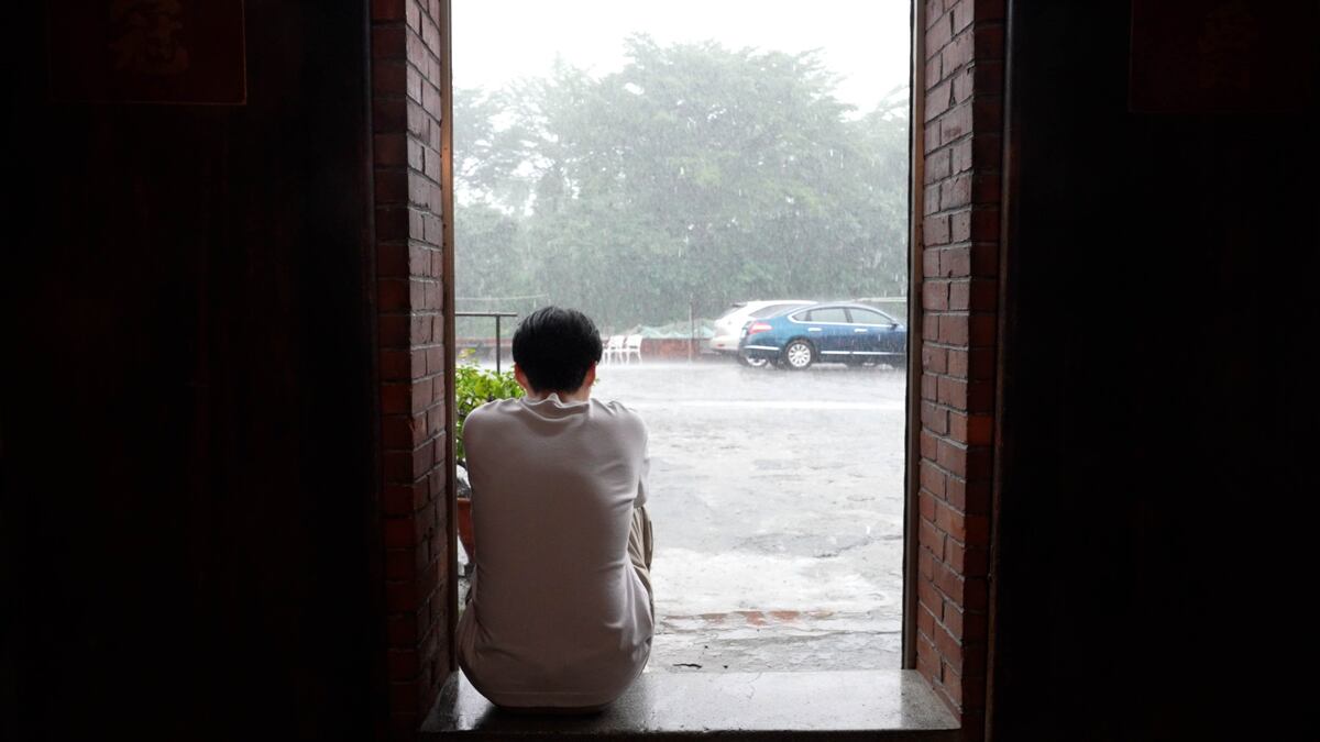 高中時爸爸出軌離開家,後來媽媽自殺產生了嚴重的心理陰影會不自覺的強迫症發作