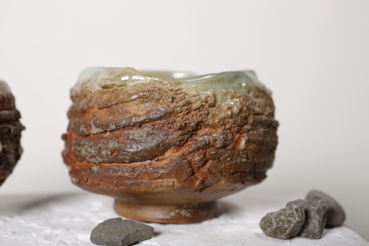 單一茶碗來說，這支是我最喜歡的
彷彿玉石被大地包裹於頂端，我取名為玉嶺。