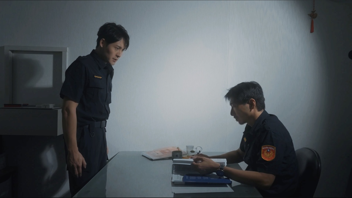 警局內部的沉重對峙