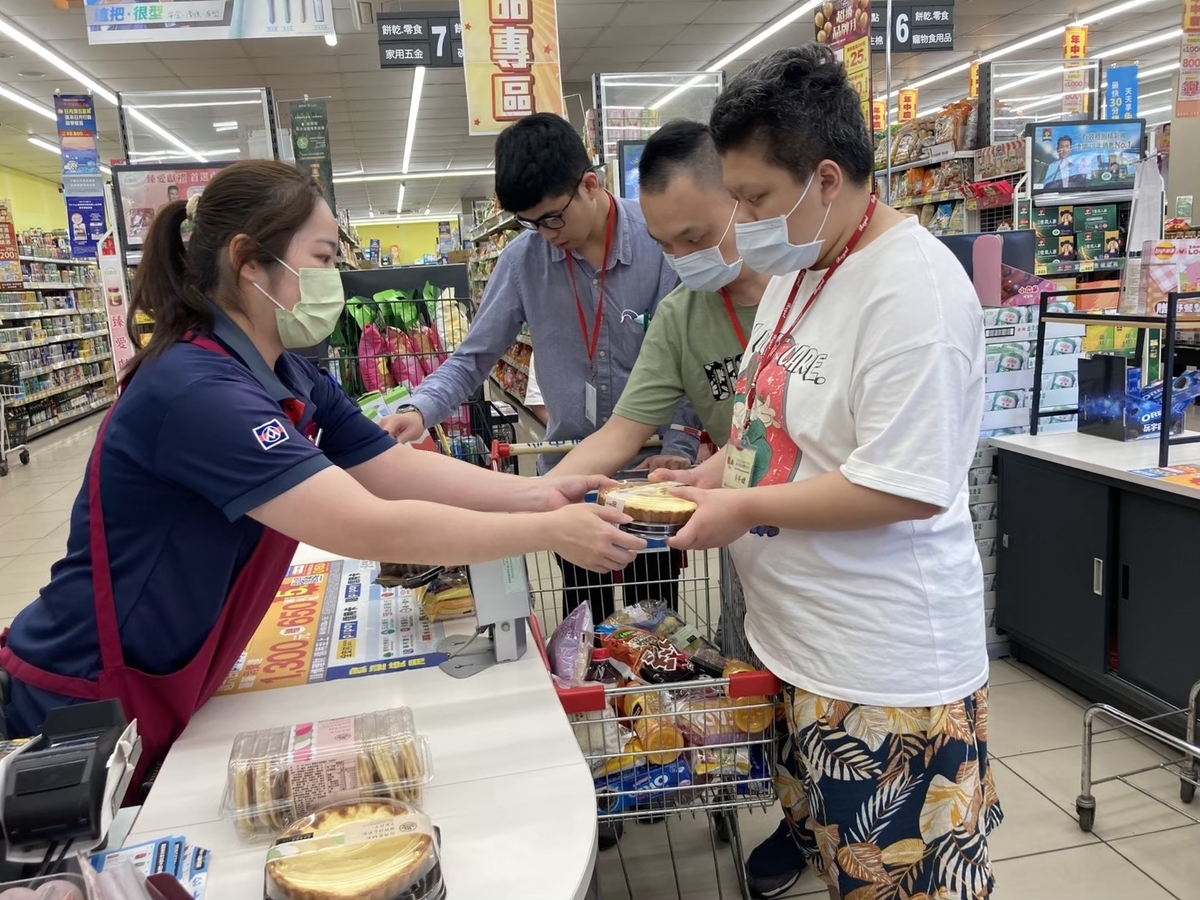 機構學員練習自主購物提升生活自理能力中