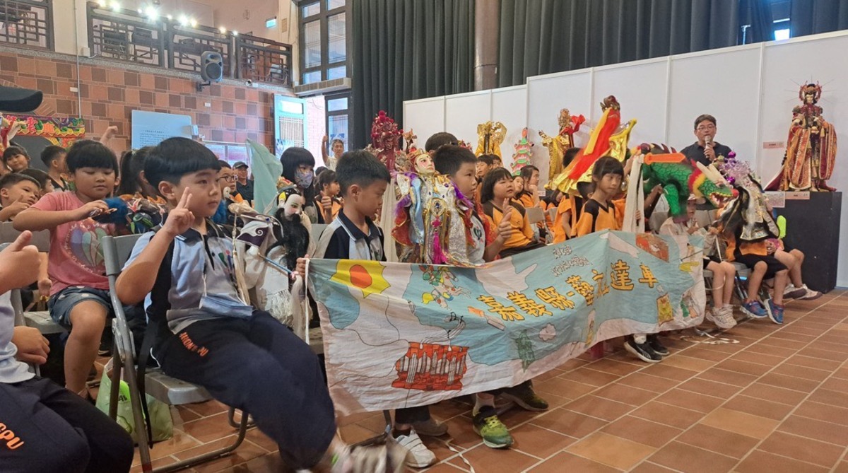 偏鄉國小來到三昧堂，觀賞表演，認識布袋戲文化
