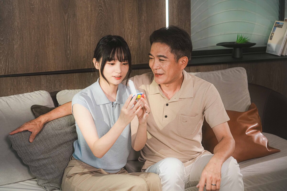 看著小江卓做的黏土作品
