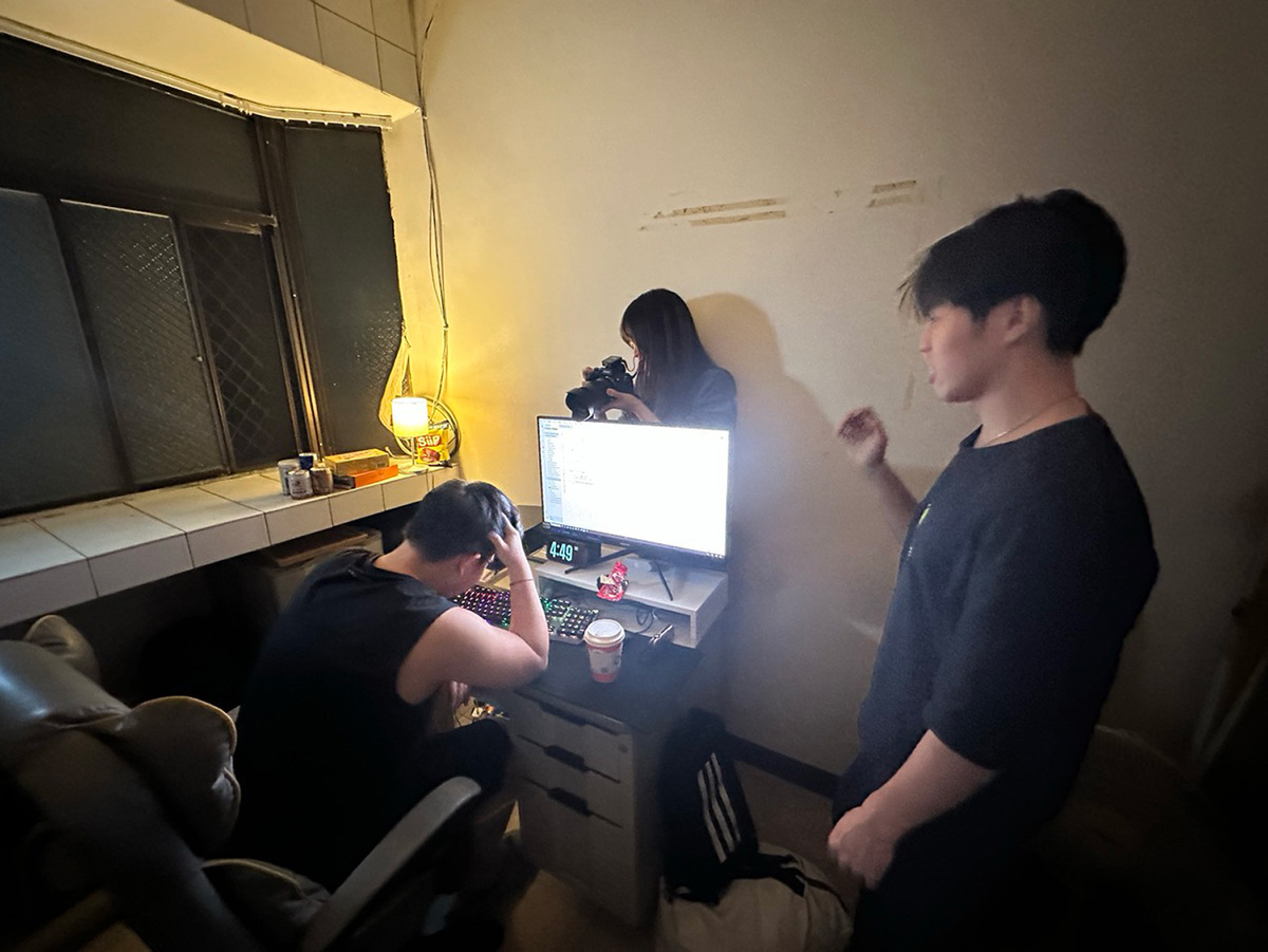 主角在家中辛苦的完成程式作業