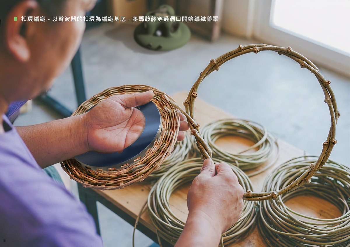 Thread the Ipomoea pes-caprae through the hole under the ultrasonic deterrents buckle, and weave a rattan cover.