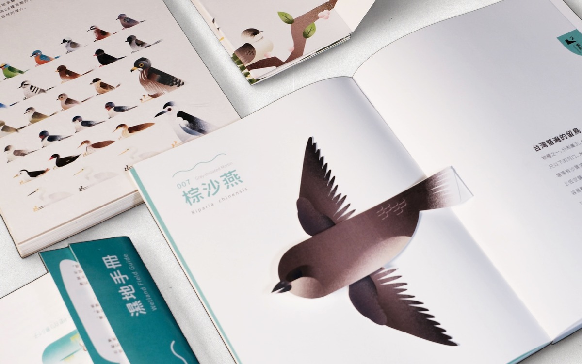 翻閱圖鑑時，可呈現鳥類展翅飛翔的模樣。