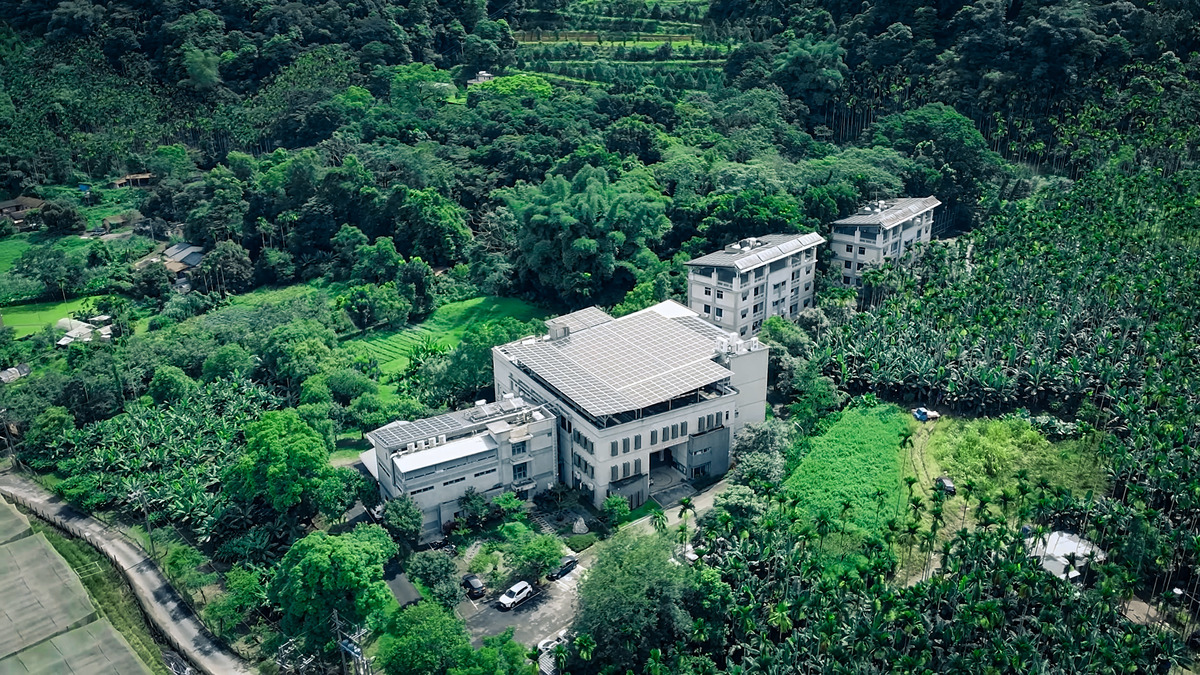 陳綢兒少家園的空拍畫面，鄉下純樸的風格。