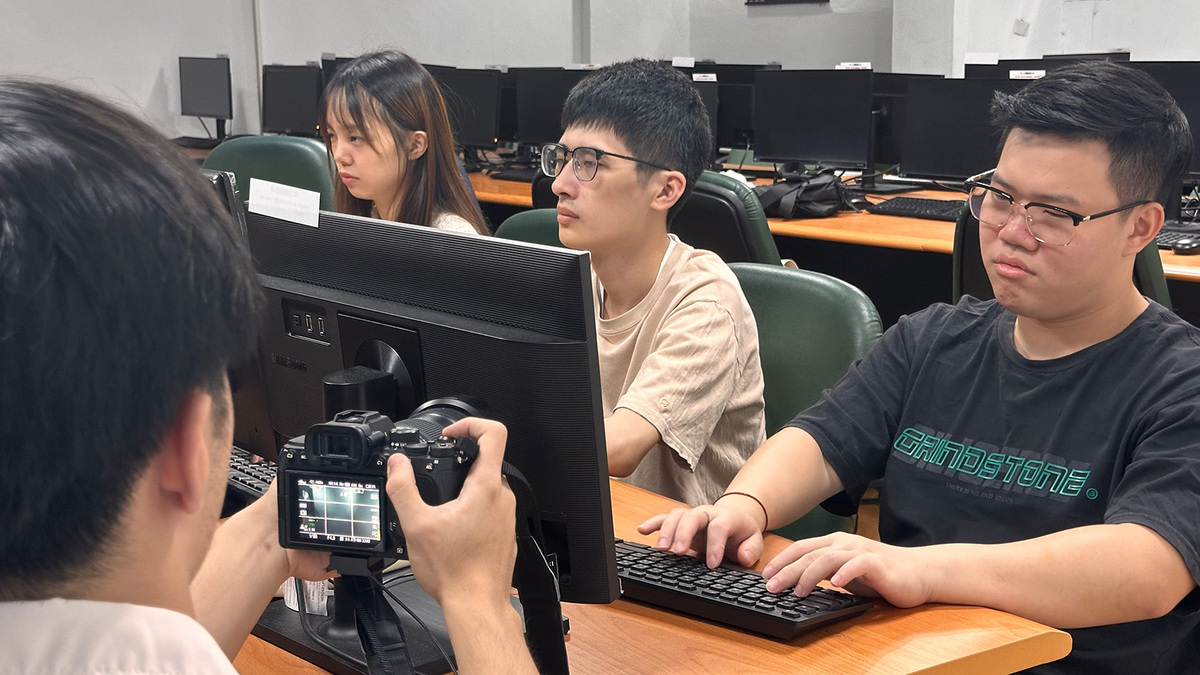 主角與同學在教室裡學習