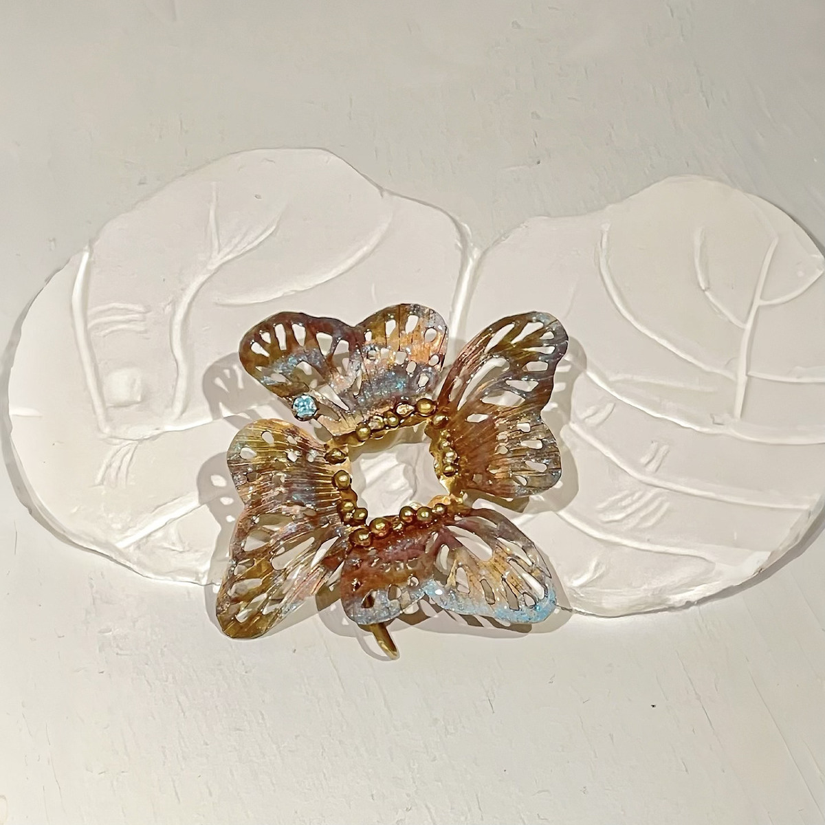 precious 如同幸運草，鏤空中映照著自我的幸運之光。