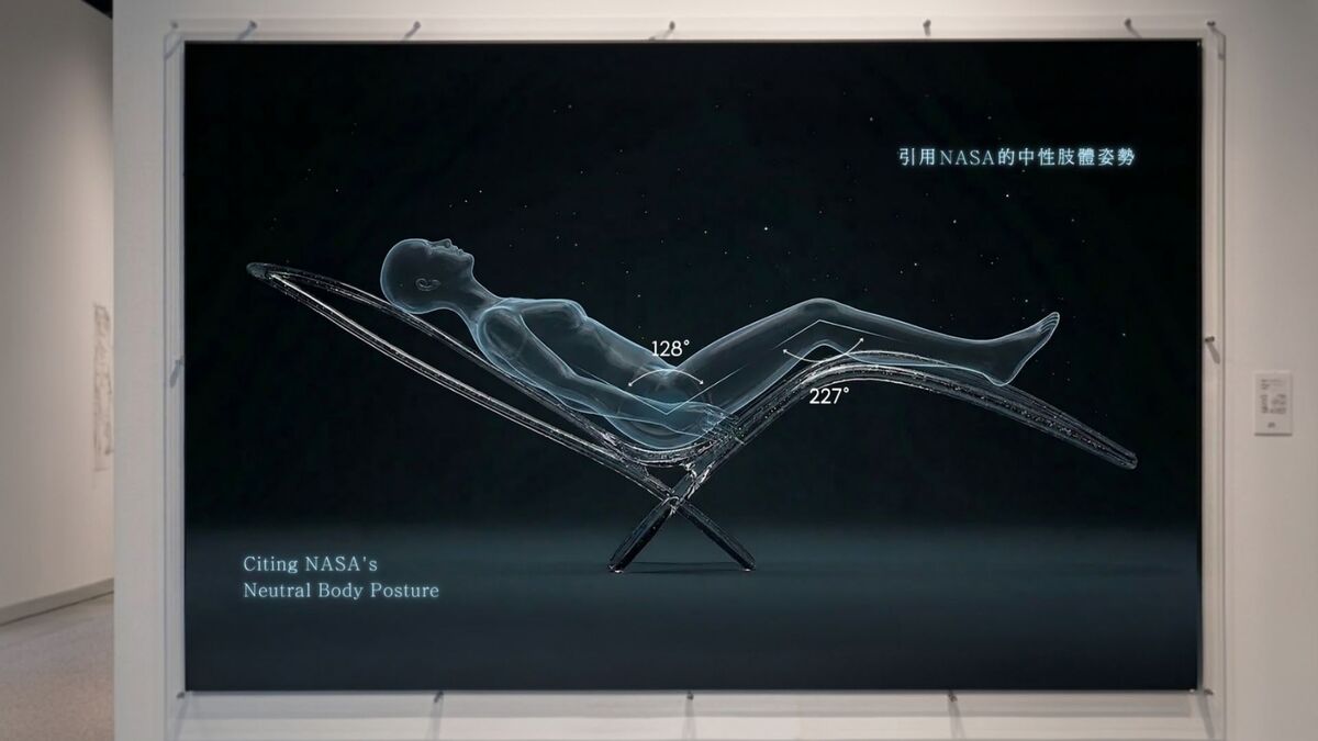 引用 NASA 中性肢體姿勢科學曲線，精準解析無重力放鬆機制。
