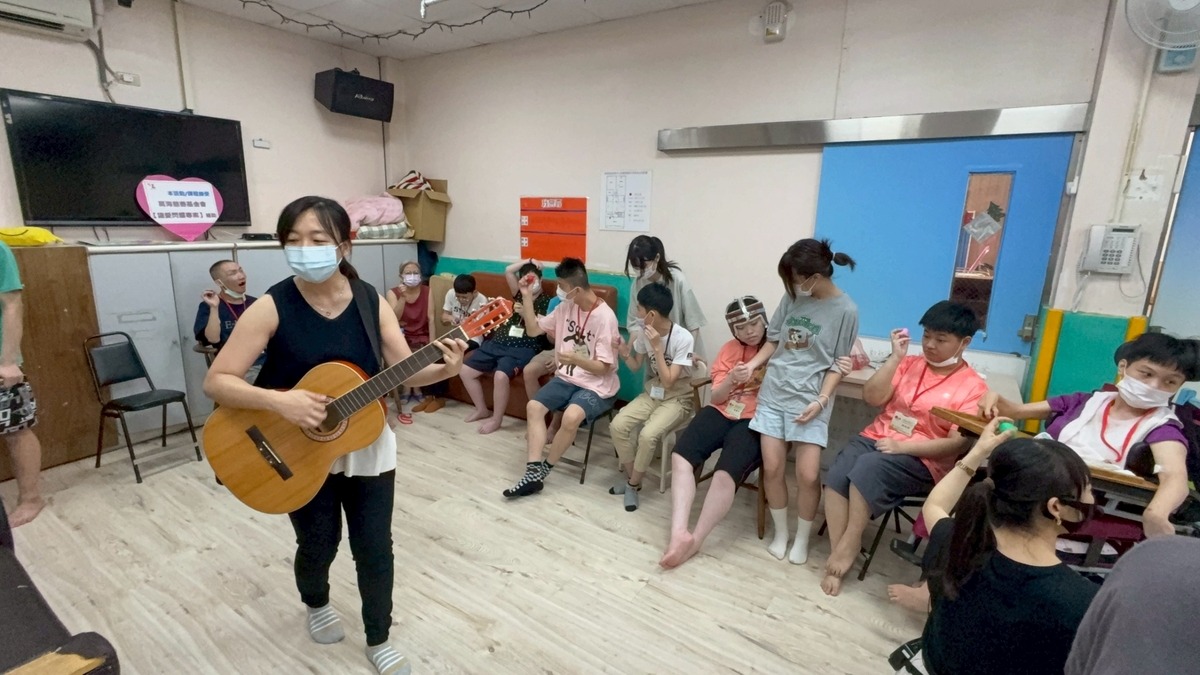 機構學員開心參與音樂課共享歡樂學習時光中