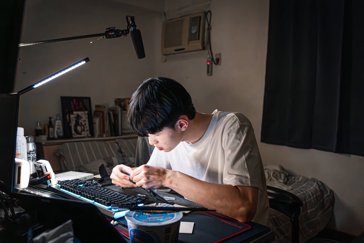主角認真拼裝屬於自己的作品