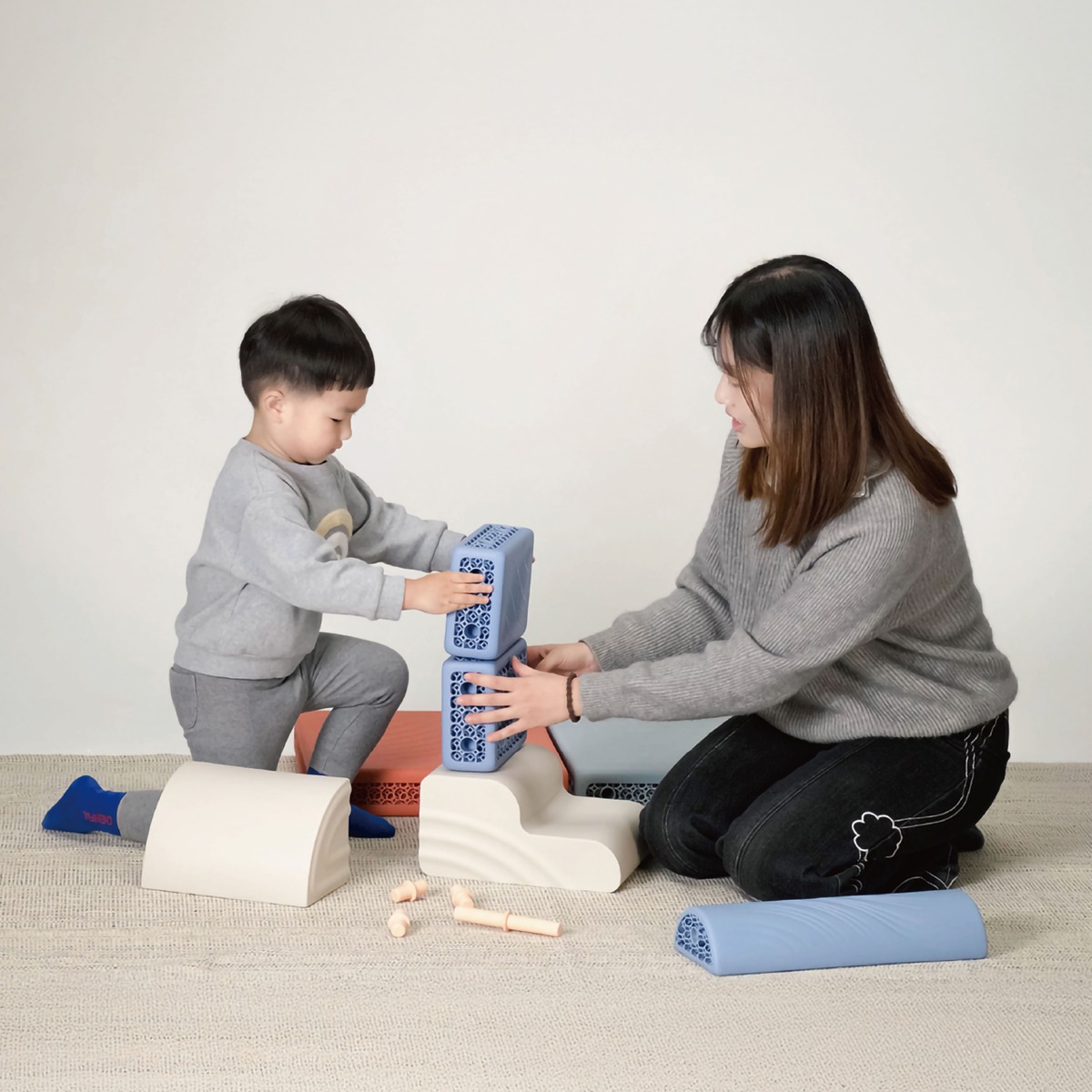 透過靈活組合設計，產品可用於親子遊戲與體能訓練，促進親子間的互動與成長。