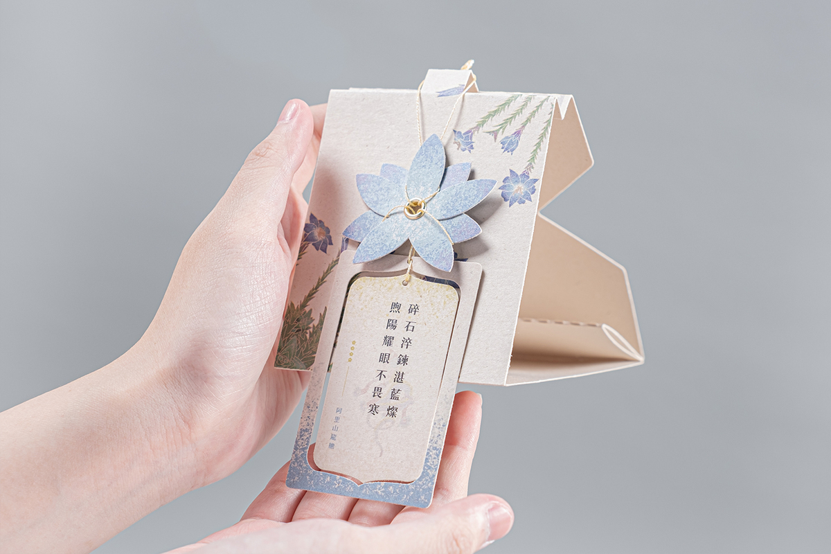 包裝袖套再組裝後的風鈴掛台，具展示功能。